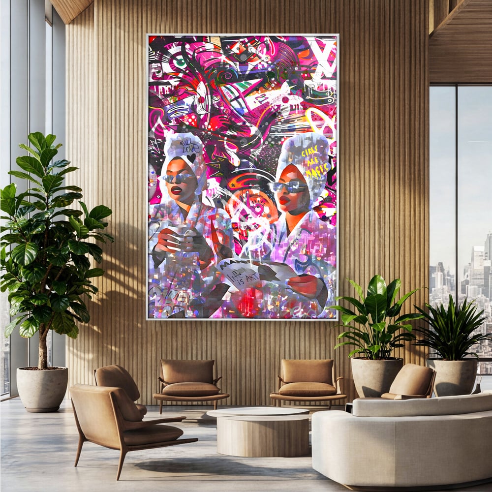 Tablou canvas cu tablou canvas cu femei si graffitti, in rama de aluminiu argintiu, pe perete intr-un birou